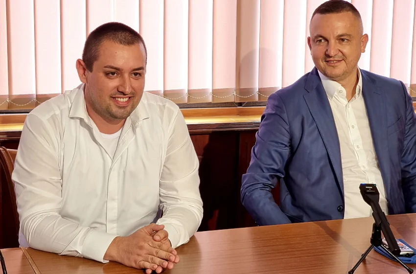  Новия шеф на ГЕРБ Варна Стоян Петков е проектанта на сградата причинила свлачището в Аспарухово! Подпрял улицата с ламарина!? ВИДЕО