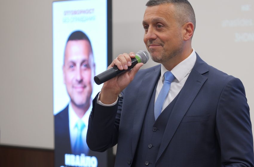  Кандидатът за президент Ивайло Симеонов говори с избиратели във Варна