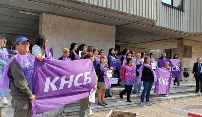  Служители на библиотеката във Варна излязоха на протест за 10% увеличение на заплатите